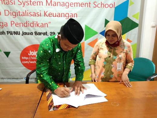 Ketua Pergunu Jawa Barat, Dr. H. Saepuloh, M.Pd. dan Yane Roosyana Pemimpin Divisi Institutional Banking BJB Syariah saat menandatangani MoU, Senin (29/6/2020). foto: ist/ bangsaonline.com