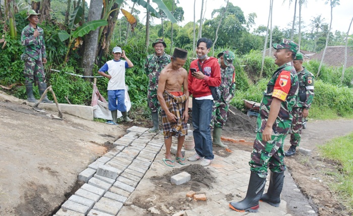 AKRAB: Tampak keakraban Satgas TMMD dengan warga sekitar, saat kegiatan di salah satu wilayah.  