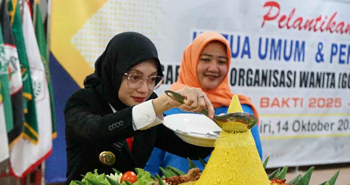 Wali Kota Kediri saat memotong tumpeng didampingi Ketua Umum GOW Kota Kediri periode 2025-2030, Faiqoh Azizah Muhammad Qowimuddin. Foto: Ist