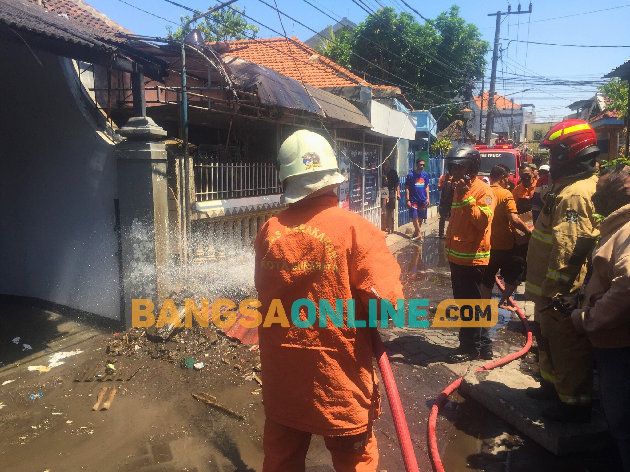 Tim petugas Damkar Mulyorejo bersama PGN saat berusaha memadamkan api. Foto: Rusmiyanto/BANGSAONLINE