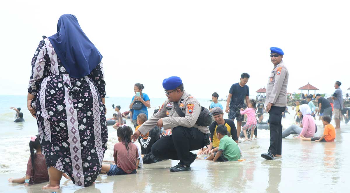 Petugas dari Polres Gresik saat patroli di wisata Pantai Dalegan. Foto: Ist
