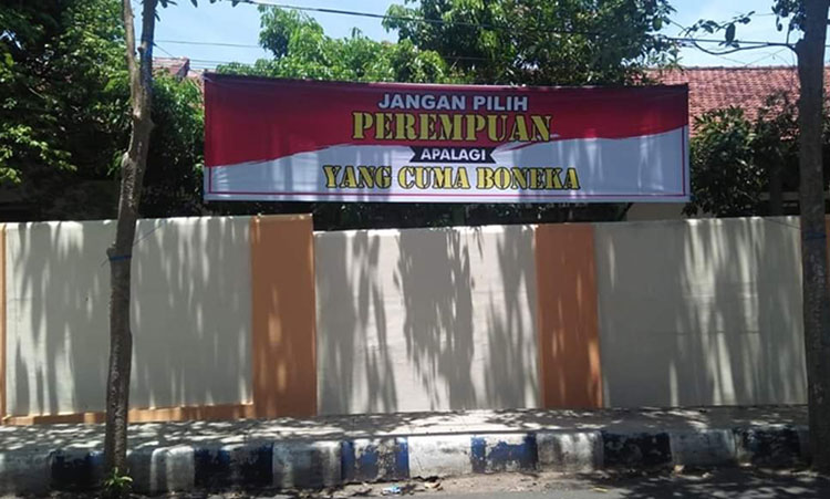 Spanduk yang termasuk black campaign. (foto: ist)