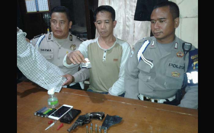 Wakapolsek Balongbendo AKP Hariyanto (tengah) yang diamankan Provost Polresta Sidoarjo sesaat setelah ditangkap. foto: CATUR AE/ BANGSAONLINE