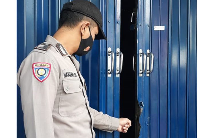 Sebuah konter telepon seluler di Kecamatan Srengat, Kabupaten Blitar disatroni maling. Sebanyak 200 unit telepon seluler hilang digasak maling. (foto: ist)