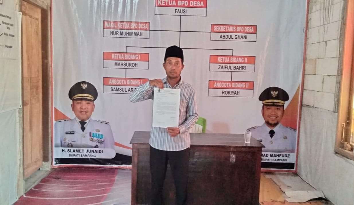 Ketua Badan Permusyawaratan Desa (BPD) Kodak, Fausi saat menunjukkan surat pengawasan kinerja Pj Kades setempat. (dok. Ist)