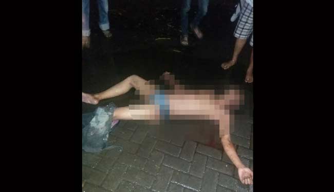 Pencuri yang sekarat sebelum dievakusi ke rumah sakit dan akhirnya meninggal. foto: catur andy/ BANGSAONLINE