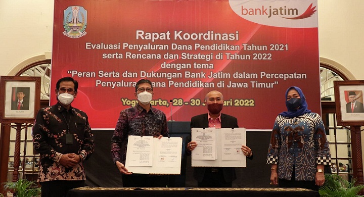 PT Bank Pembangunan Daerah Jawa Timur Tbk melakukan penandatanganan Perjanjian Kerjasama dengan Dinas Pendidikan Provinsi Jatim untuk meningkatkan layanan penyaluran dana Bantuan Operasional Sekolah (BOS). foto : istimewa.