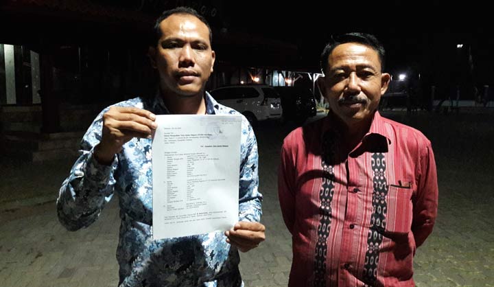 Saudji bersama kuasa hukum Chairun S.H. menunjukkan bukti gugatan PTUN. foto: SYUHUD/ BANGSAONLINE