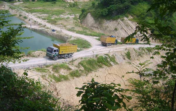  Truk-truk pemuat galian saat beraktifitas. foto: syuhud/ BANGSAONLINE