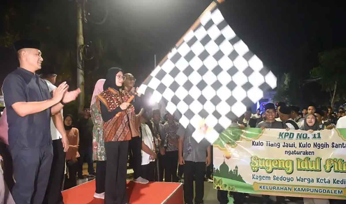Wali Kota Kediri, Vinanda Prameswati, saat memberangkatkan peserta festival musik patrol. Foto: Ist