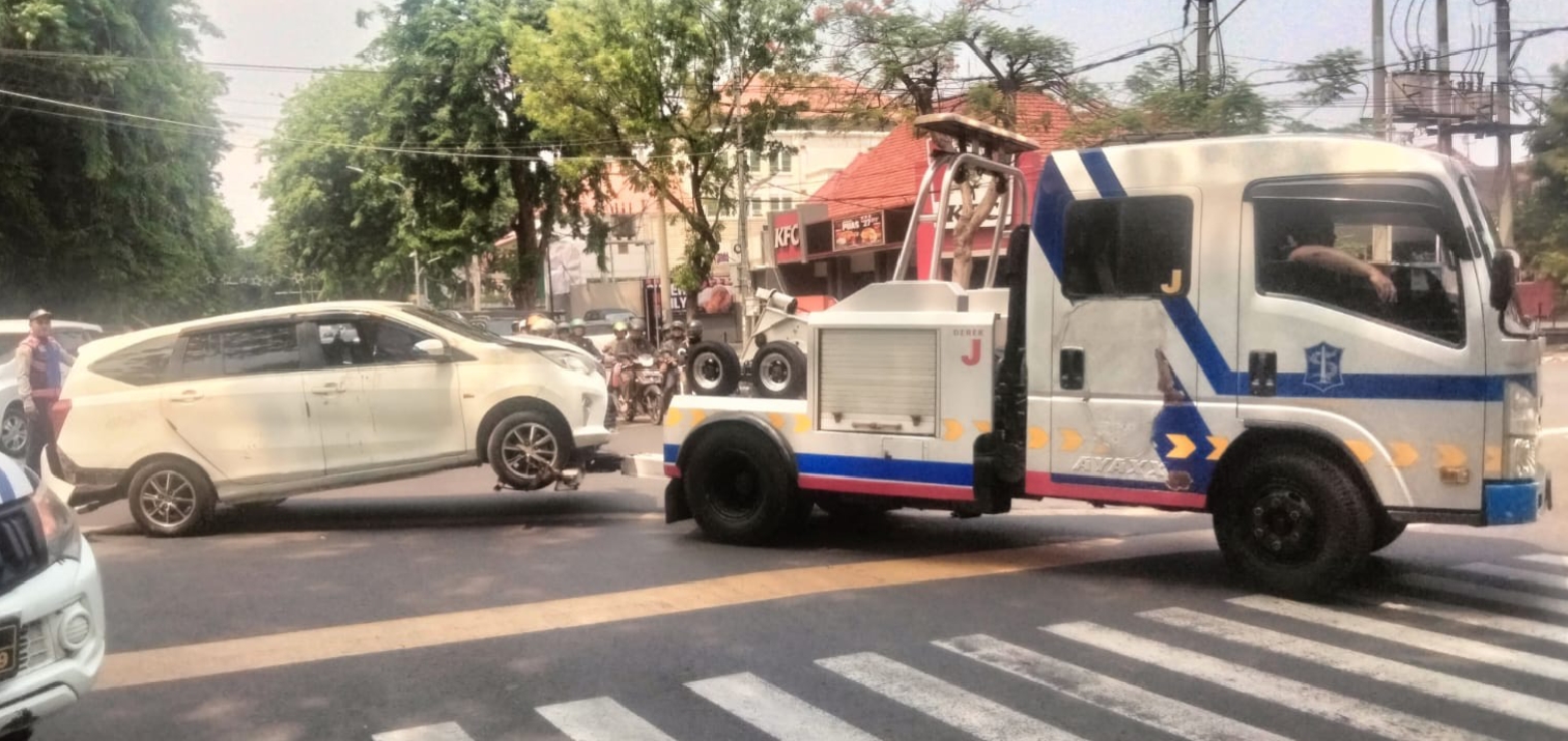 Tegang! Penangkapan Curanmor Jaringan Madura di Taman Bungkul Siang Bolong Diwarnai Tembakan Polisi