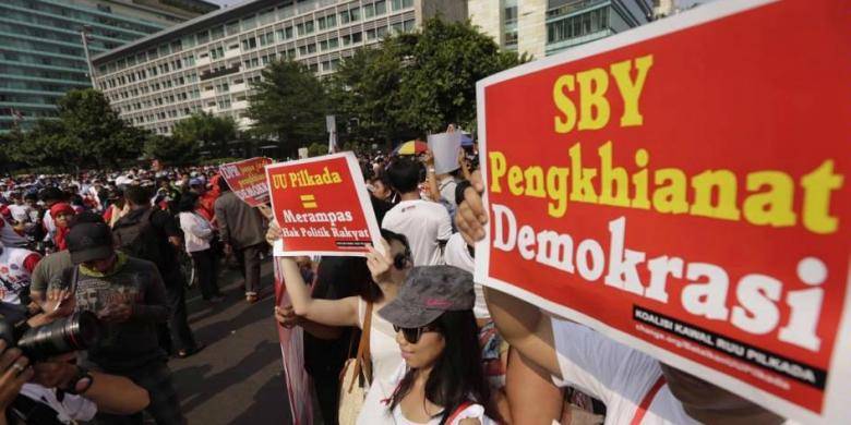 Demo mengecam Susilo Bambang Yudhoyono karena dianggap sebagai biang digoalkannya UU Pilkada lewat DPRD. Foto: kompas.com 
