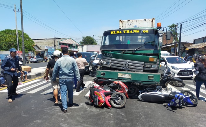 Sejumlah motor masih tergencet di bawah truk trailer.