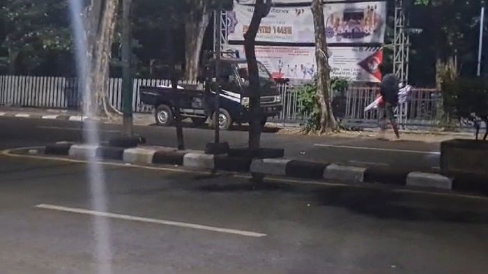 Potongan video terduga pelaku saat mencuri spanduk dan banner bergambar bacabup Asluchul Alif dan M Syahrul Munir. Foto: Ist.