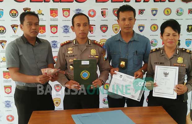 Sejumlah barang bukti yang diamankan dalam OTT pungli Kades Pojok. foto: AKINA/ BANGSAONLINE
