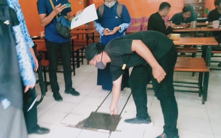 Petugas saat meninjau RM Nelongso.