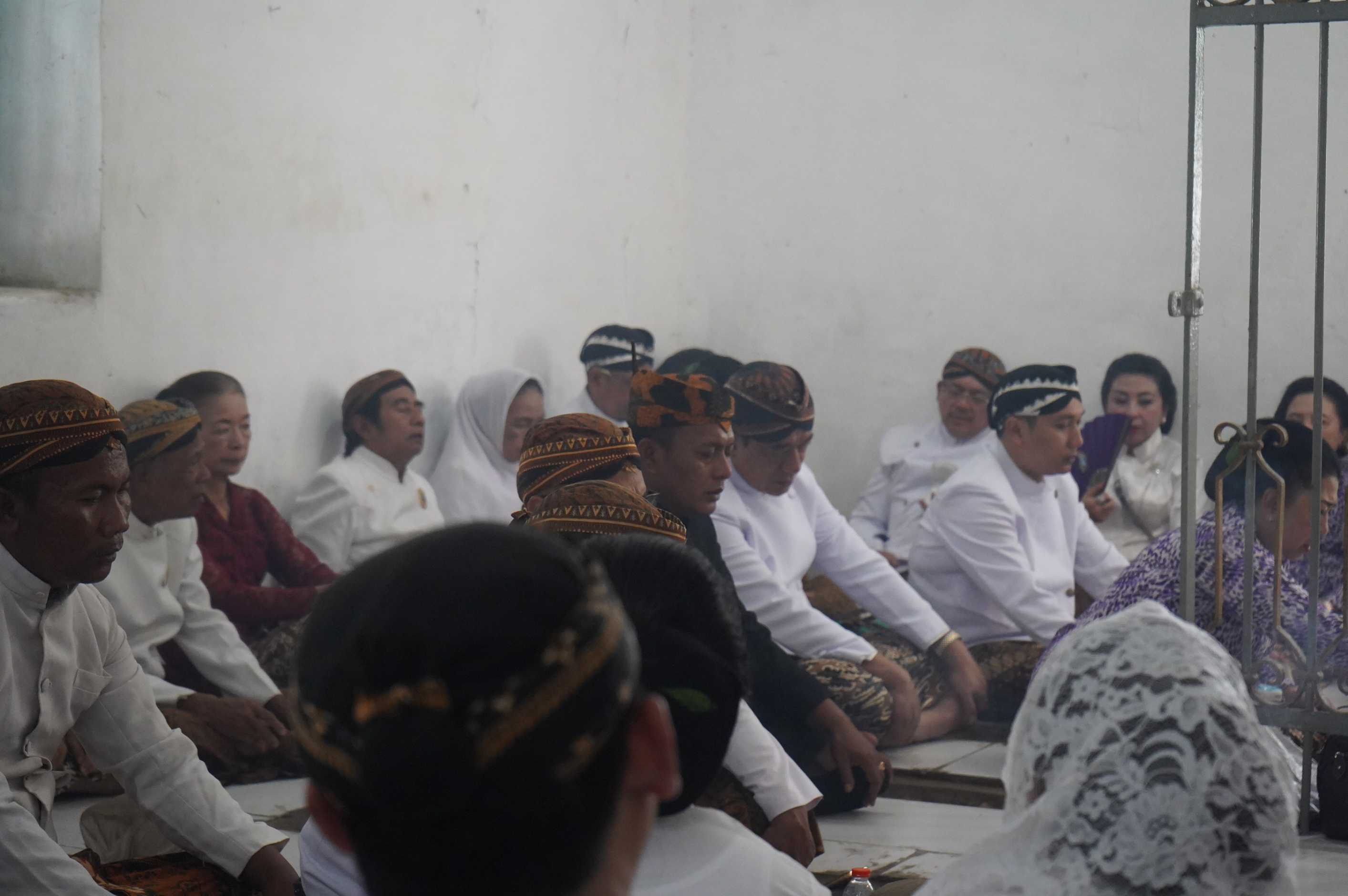 Doa bersama di makam Raden Alsari di Kolpajung, Pamekasan, Senin (16/2/2026) 