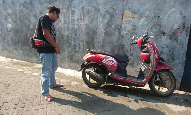 Sepeda motor Honda Scoopy milik korban Afrilia yang ditendang pelaku hingga jatuh.
