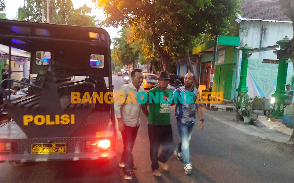 Pelaku pembacokan di Tuban saat digiring petugas. Foto: SUWANDI/BANGSAONLINE