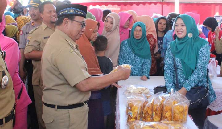 Bupati Blitar Rijanto saat meninjau salah stan di Pasar Murah Ramadhan.