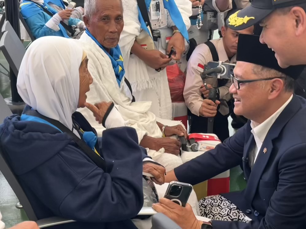 Menhaj Gus Irfan langsung sambut jemaah lansia dari Embarkasi Kertajati. Foto: MCH 2026.