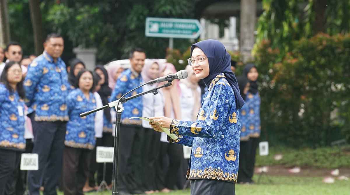 Wali Kota Kediri saat memimpin apel.