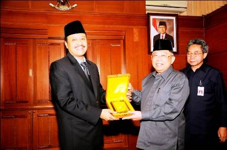 Gus Ipul Serahkan Plakat Cinderamata Jatim Kepada Ketua Wantimpres Bidang Urusan Agama Dr KH Maaruf Amin. foto:nisa/bangsaonline