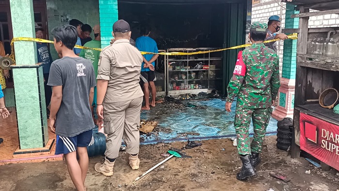 Diduga Korsleting Listrik, Sebuah Toko Kelontong di Tuban Ludes Terbakar