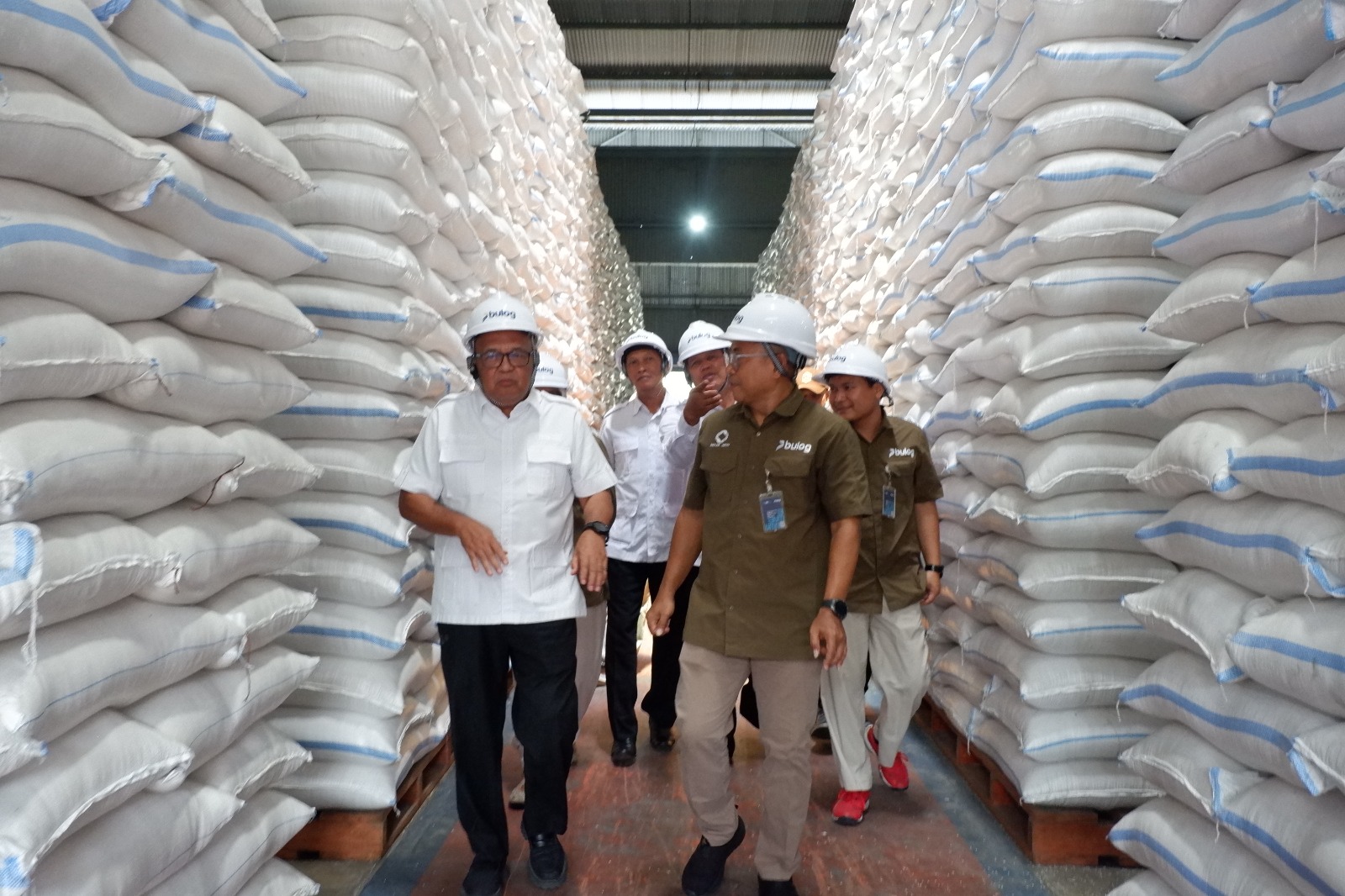 Pimpinan Perum BULOG Kanca Kediri, Harisun (kanan) saat mendampingi anggota Komisi VIII DPR RI dan rombongan, meninjau Gudang Bulog Paron. (Ist).
