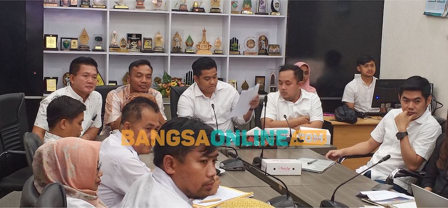 Ketua DPRD Gresik, M Syahrul Munir, didampingi Ketua Komisi I, Muhammad Rizal Saputra, Ketua Komisi II, Wongso Negoro, dan Ketua Komisi IV, Muchamad  Zaifudin saat hearing dengan manajemen Dee Beauty dan eks karyawan. FOTO: SYUHUD/BANGSAONLNE