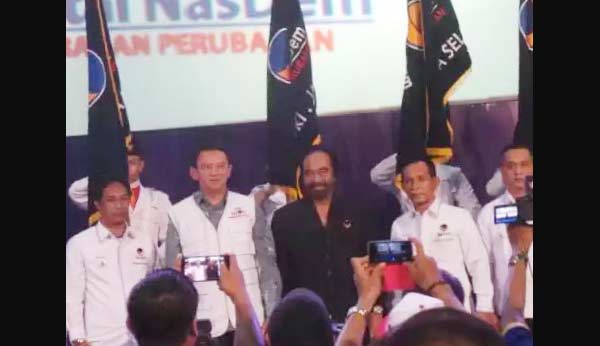 Basuki T Purnama (Ahok) bersama Surya Paloh saat pelantikan Kader NasDem DKI di Istora Senayan, Jakarta, Minggu (20/3). foto: rakisa/ BANGSAONLINE