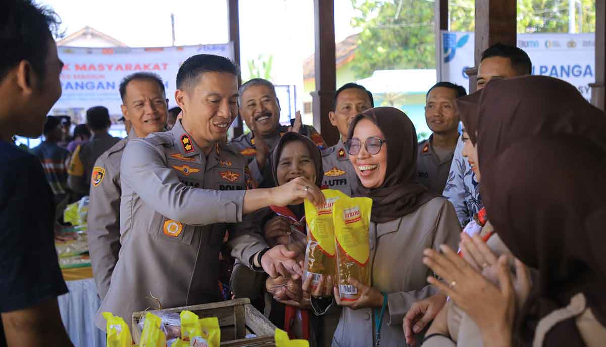Kapolres Madiun saat membantu warga dalam GPM atau Gerakan Pangan Murah.