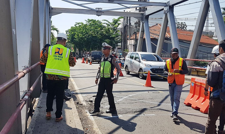 Untuk sementara, kendaraan dari arah Banyuwangi menuju Surabaya tidak bisa melintasi jembatan Kedunglarangan.