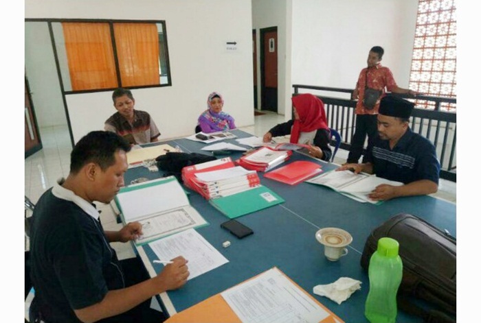 KPU Kota Pasuruan menargetkan proses verifikasi berkas bakal calon legislatif (Bacaleg) selesai hari ini, Rabu (18/7/2018). 
