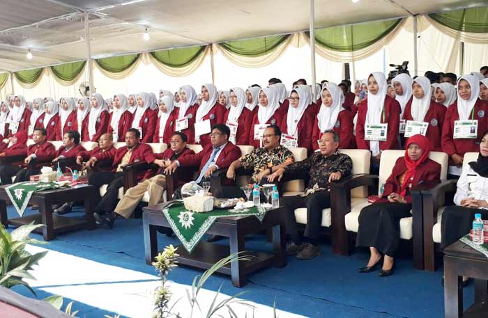 BERIKRAR: Mahasiswa baru Umsida yang berdiri di belakang Gus Ipul, Prof Syafiq Mughni dan dosen Umsida, saat deklarasi perangi narkoba, Sabtu (9/9). foto: MUSTAIN/ BANGSAONLINE