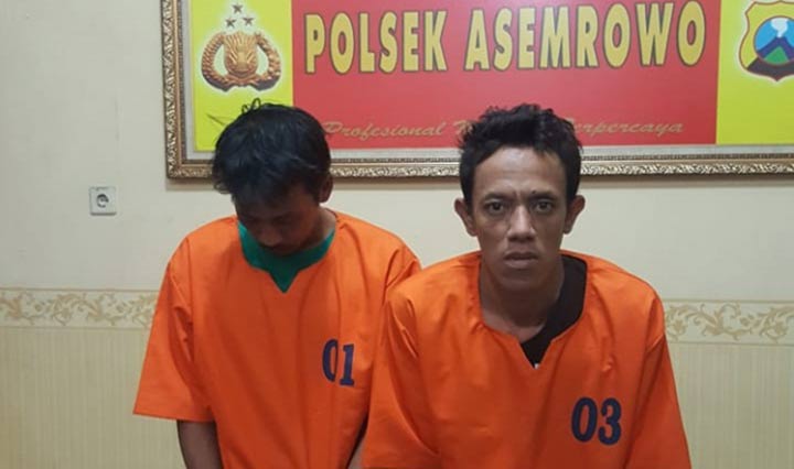 Kedua tersangka diamankan di Mapolsek Asemrowo.