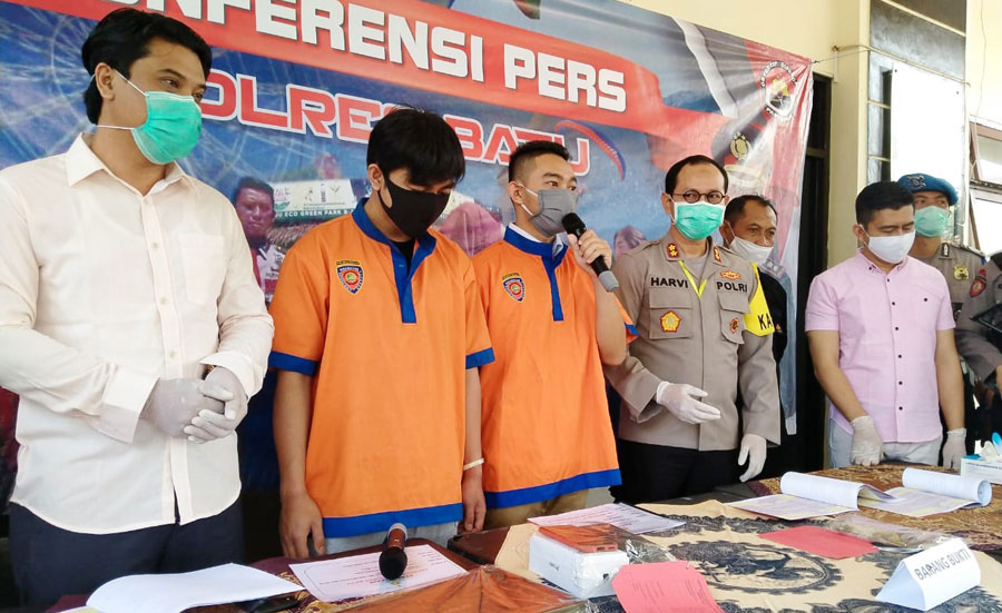 Sang pelaku dan korban begal palsu saat meminta maaf secara terbuka kepada masyarakat Kota Batu karena telah membuat keterangan palsu. 