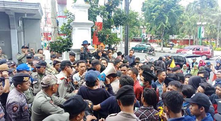 Gara-gara irigasi dibelokkan oleh pabrik semen, puluhan mahasiswa yang tergabung dalam PMII lakukan aksi demo di depan Pemkab dan Pendapa Bupati Jember.
