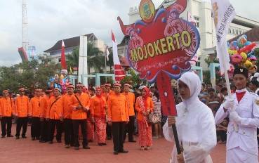 Pawai Budaya Nusantara, Wali Kota (di dalam rombongan, paling depan) beserta rombongan mengenakan pakaian Khas Kota Mojokerto. (foto: rochmad aris/BANGSAONLINE)