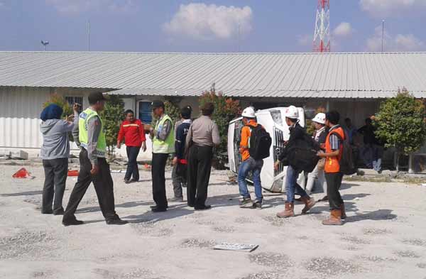 Tampak sebuah mobil terbalik usai demo dari ribuan karyawan Blok Cepu. (eky nurhadi/BANGSAONLINE)