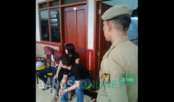 Petugas Satpol PP saat melakukan penyisiran di tempat kost di wilayah Kota Kediri. foto: arif kurniawan/ BANGSAONLINE