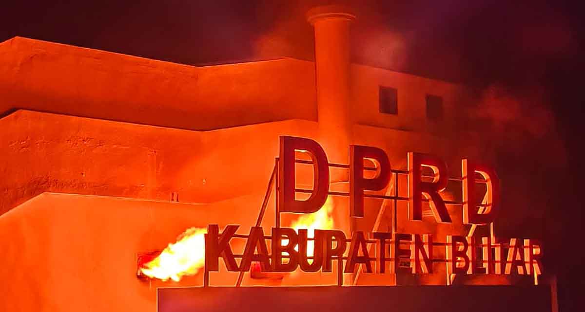 Kondisi kantor DPRD Kabupaten Blitar saat kerusuhan.