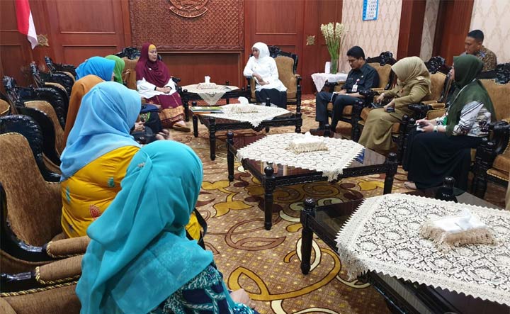 Gubernur Jawa Timur, Khofifah Indar Parawansa menerima audiensi pengurus PW Aisiyah Jatim di Gedung Negara Grahadi, Surabaya. foto: ist