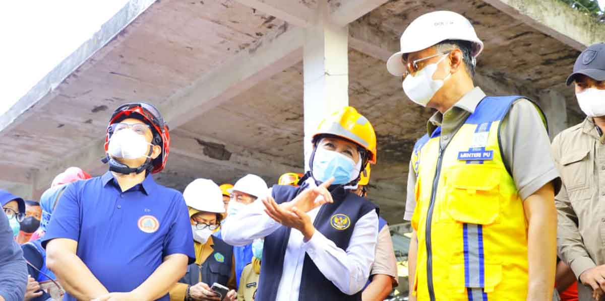 Gubernur Khofifah saat meninjau evakuasi yang dilakukan petugas terhadap robohnya salah satu bangunan di Ponpes Al Khoziny, Sidoarjo.