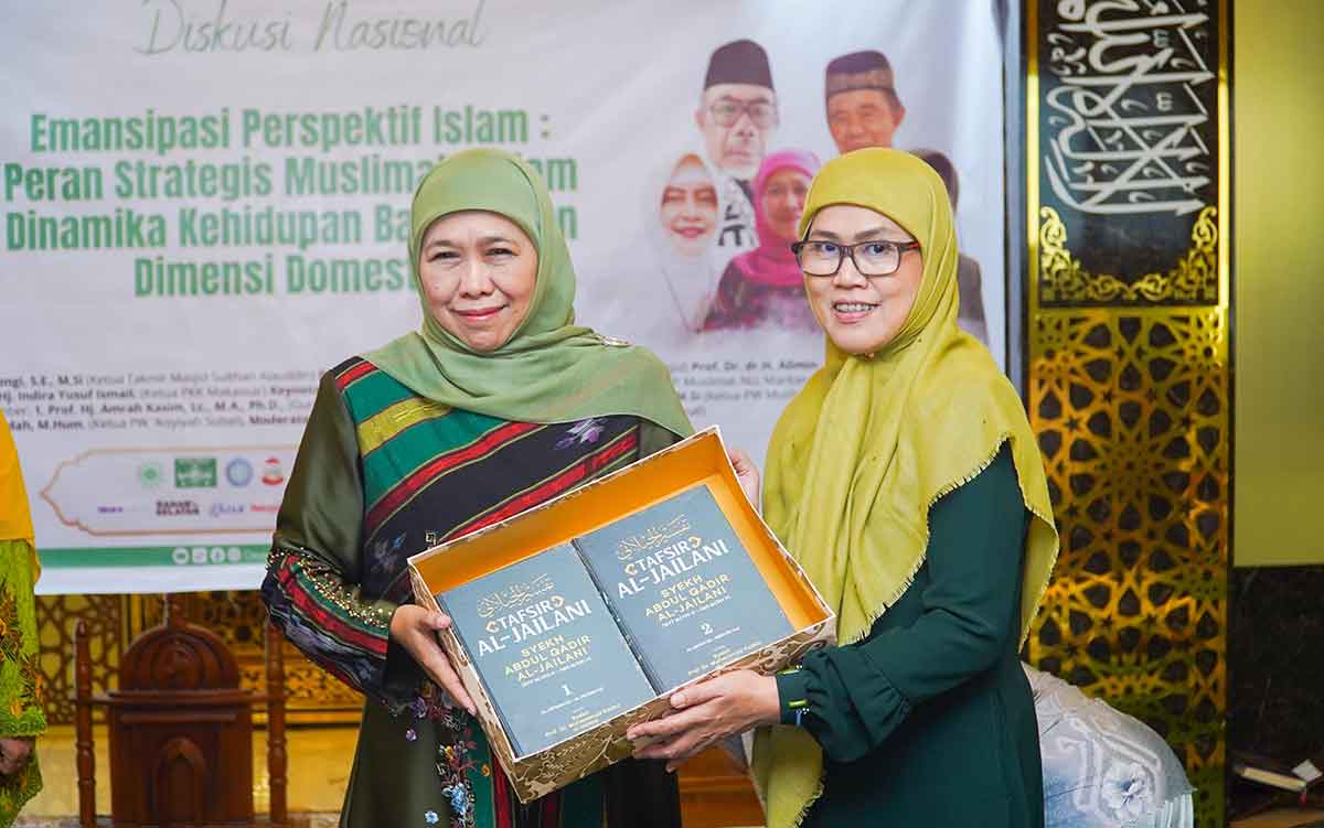 Ketua Umum PP Muslimat NU, Khofifah Indar Parawansa, saat menerima cendera mata ketika menghadiri Diskusi Nasional Dewan Dakwah Islam Indonesia Sulawesi Selatan.