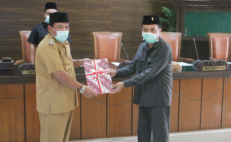 Ketua DPRD Nganjuk Tatit Heru Tjahjono saat menyerahkan rekomendasi LKPj tahun 2019. foto: BAMBANG/ BANGSAONLINE 