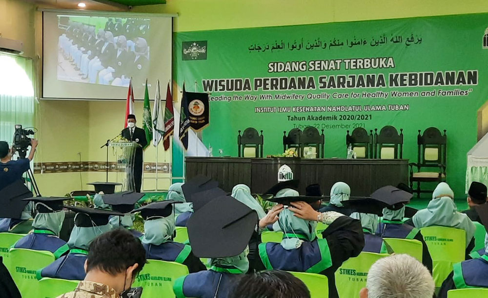 Rektor IIKNU Tuban, Miftahul Munir, saat menyampaikan sambutan dalam wisuda perdana Program Strata-1 Ilmu Kebidanan.