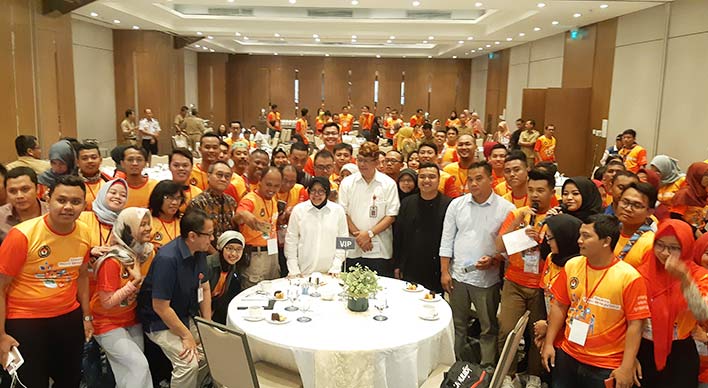 Risma bersama para pegiat media sosial.