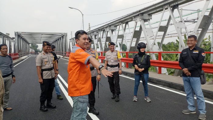 Jajaran Polres Tuban meninjau kondisi fisik jembatan Widang-Babat sebelum dilakukan uji coba getaran pada Senin (4/6) besok. 