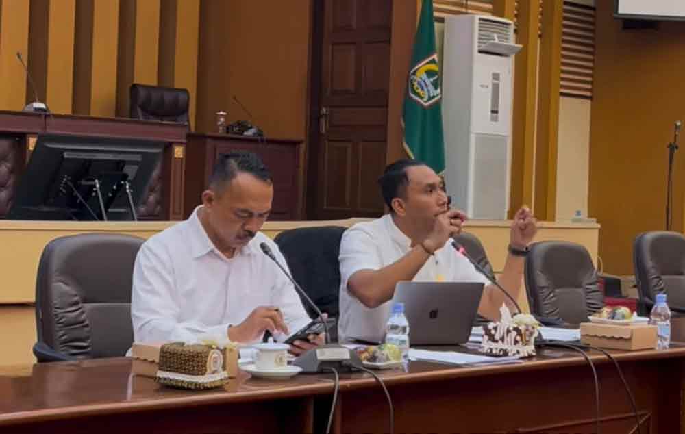 Ketua Panitia Khusus (Pansus) Pajak dan Retribusi, Zulham Akhmad Mubarrok (kanan).